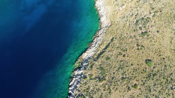 Η άκρη του Ακρωτηρίου Tenare στη Μεσόγειο Θάλασσα στην Ευρώπη, Ελλάδα, Πελοπόννησο, Μάνη το καλοκαίρι σε μια ηλιόλουστη μέρα. - Πλάνα, βίντεο