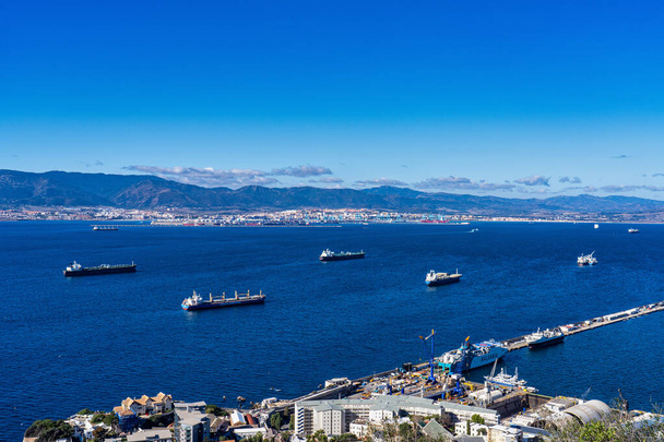 Vista panorámica del puerto de Gibraltar y la bahía de Algeciras llena de barcos, Reino Unido, España - Foto, imagen