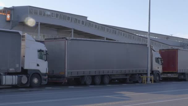 Vrachtwagens wachten op een schip in de haven van Tallinn. Europese vracht  - Video