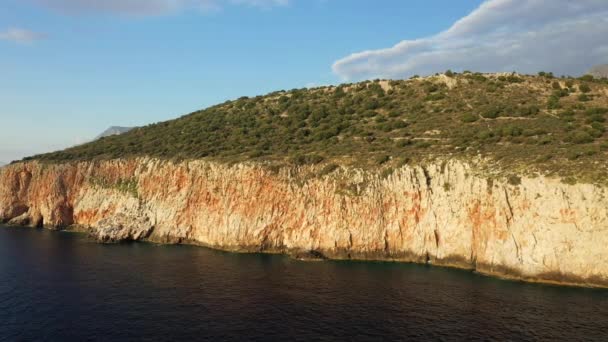 Η άνυδρη και καταπράσινη εξοχή γύρω από την παραλία του Διρού στην Ευρώπη, Ελλάδα, Πελοπόννησο, Μάνη το καλοκαίρι σε μια ηλιόλουστη μέρα. - Πλάνα, βίντεο