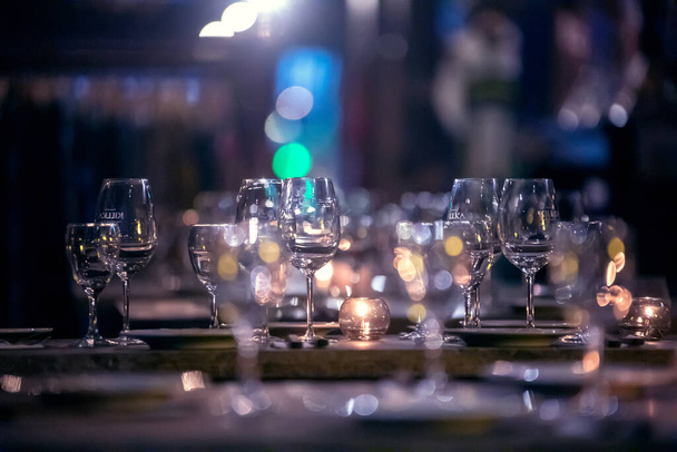 nakrycie stołu kieliszkami wina  - Zdjęcie, obraz