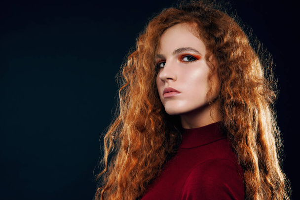 Kaunis seksikäs nainen punaiset hiukset, tumma tausta - Valokuva, kuva