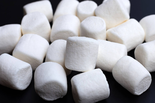 Delicioso marshmallows redondos fofos, doces brancos - Foto, Imagem