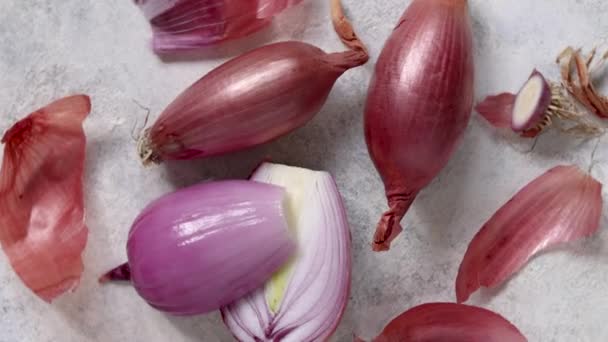 Φρέσκα κόκκινα κρεμμύδια Tropea αποφλοιωμένα και κομμένα σε μια ξύλινη επιφάνεια του σκάφους, έννοια του μαγειρέματος στο σπίτι στην κουζίνα, Παραδοσιακό ιταλικό συστατικό ξάδελφος - Πλάνα, βίντεο