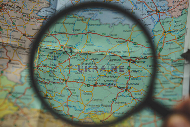 Ucraina sulla mappa. Ucraina attraverso lente di ingrandimento sulla mappa cartacea. Ucraina in Europa vicino al confine con la Russia - Foto, immagini