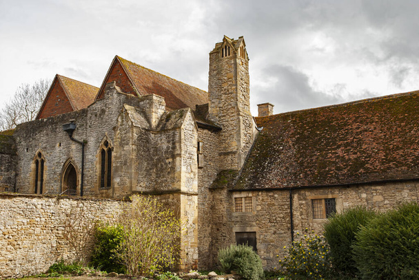 古い伝統的な中世の石造りの英語の家の閉鎖 - 写真・画像