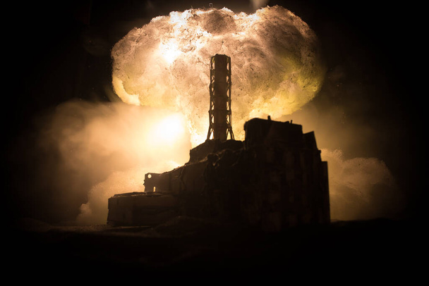 Décoration artistique créative. Centrale nucléaire de Tchernobyl la nuit. Aménagement de la centrale abandonnée de Tchernobyl après l'explosion du réacteur nucléaire. Concentration sélective - Photo, image