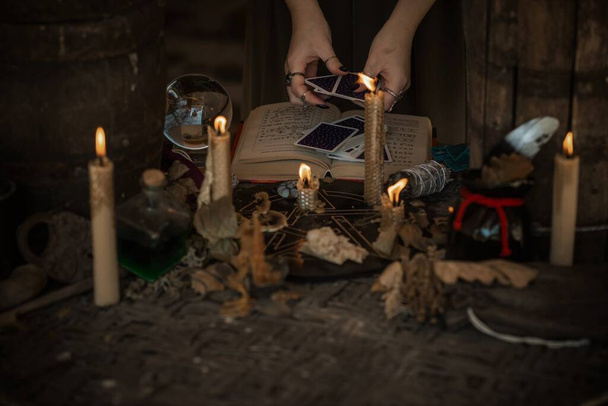 Cena mística com uma vela, ritual, energia escura clara, rituais por dinheiro, sorte, amor - Foto, Imagem