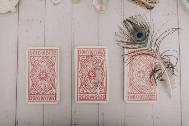Fortune raconter un jeu de cartes de tarot avec d'autres objets voyants fond bleu pastel
. - Photo, image