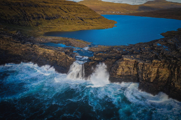 Panoramiczny widok z latającego drona wodospadu Bosdalafossur. Niesamowita jesienna scena jeziora Sorvagsvatn, Vagar, Wysp Owczych, Danii, Europy. Piękno natury w tle koncepcji. listopad 2021 - Zdjęcie, obraz
