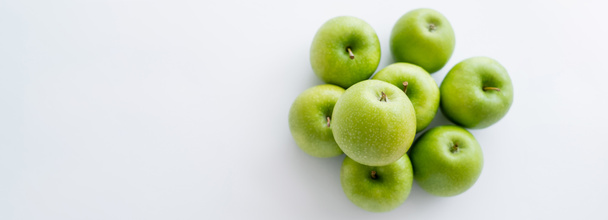 top view of green and ripe apples on white, banner - 写真・画像