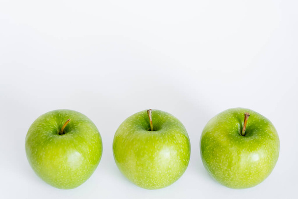 άποψη υψηλής γωνίας των πράσινων και ώριμων μήλων σε λευκό - Φωτογραφία, εικόνα