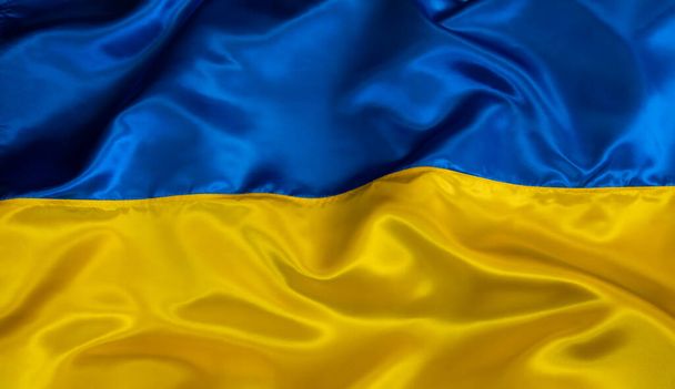 Hedvábí mávání ukrajinské národní vlajky pozadí pro účely designu - Fotografie, Obrázek