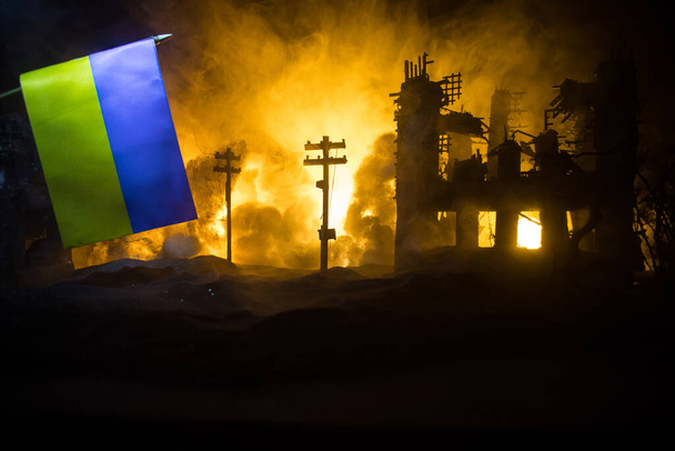 Rosyjska wojna na Ukrainie koncepcja. Wypalone miasto. Dekoracja dzieł sztuki. Nocne walki. Skupienie selektywne - Zdjęcie, obraz