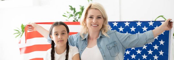 Amerikan Bayrağı taşıyan anne ve kızı. - Fotoğraf, Görsel