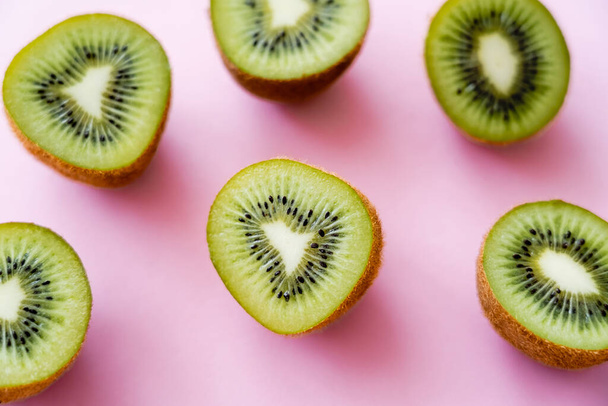 organické a sladké kiwi půlky na růžové  - Fotografie, Obrázek