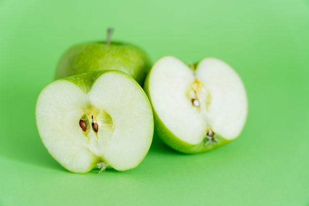 manzanas jugosas y maduras sobre fondo verde - Foto, imagen