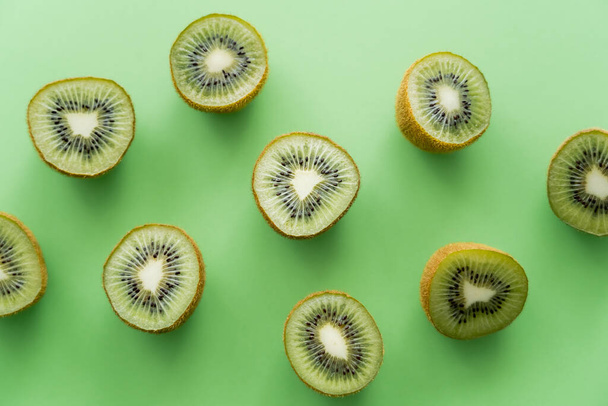 flat lay of juicy fresh kiwi fruit on green - Foto, Bild