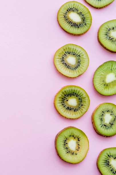 top view of sliced organic kiwi on pink - Zdjęcie, obraz