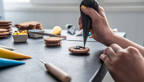 Woman making gingerbread, sunflower gingerbread design, workshop. - Valokuva, kuva