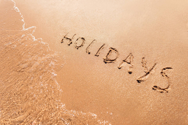 休日の概念。ビーチでの手紙の休日。アイバードビュー。海の近くの波で黄色の砂とドラフト休暇、トップビュー。夏 - 写真・画像