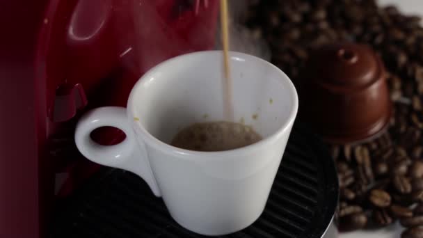 Machine à café avec capsules de café ou dosettes de café versant une boisson expresso. Accueil faisant chaud Espresso. - Séquence, vidéo