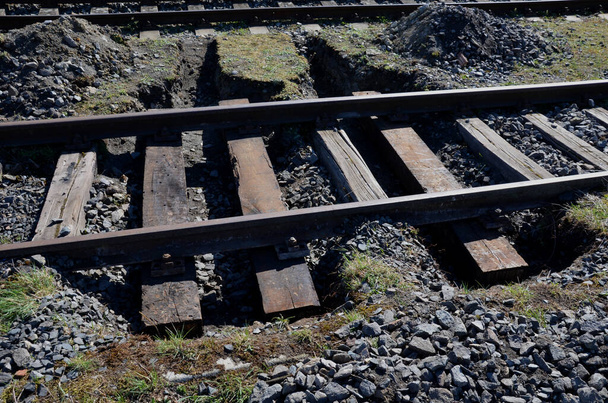 opravy starých kolejí. železniční svršek je v pustém stavu. dřevěné pražce je třeba opravit a vyměnit. Stopy jsou narušeny a jsou vloženy nové trámy - Fotografie, Obrázek