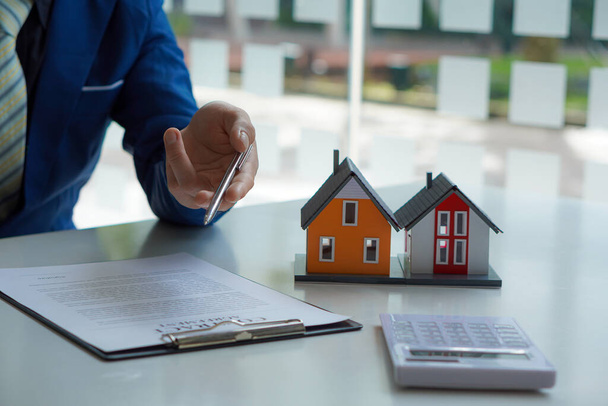 Escritórios de agentes imobiliários oferecem contratos de venda para clientes em suas mesas. - Foto, Imagem