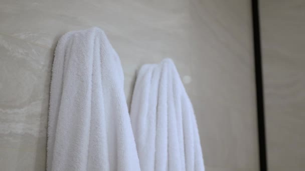 toalla blanca usada colgando en el baño después de usar - Imágenes, Vídeo