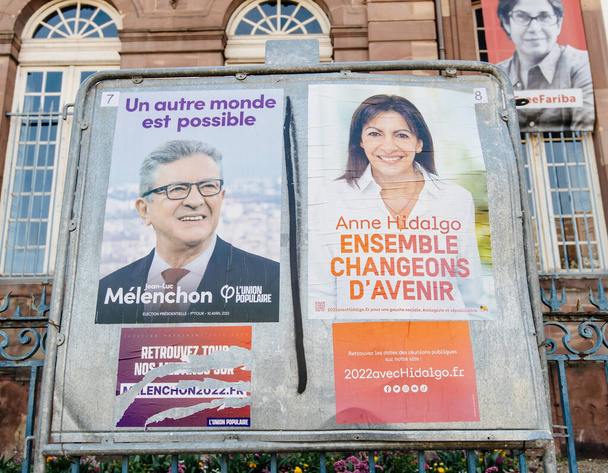 Franse presidentiële affiches voor de komende presidentsverkiezingen in Frankrijk - Foto, afbeelding
