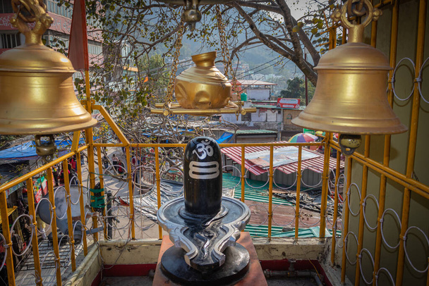 hinduistický bůh lord Shiva linga s náboženskými zvony z různých úhlů obrazu je pořízen na haridwar uttrakhand indie na 23.února 22. - Fotografie, Obrázek