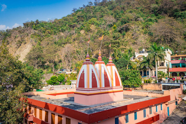 indische Tempelkuppel Top-Architektur aus verschiedenen Blickwinkeln Bild ist bei Haridwar uttrakhand Indien am 23. Februar 22 aufgenommen. - Foto, Bild