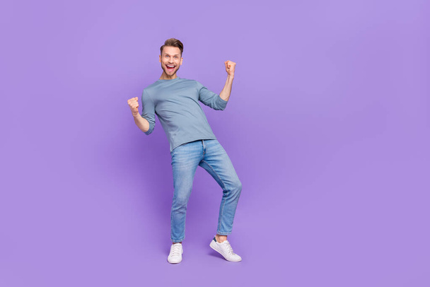 Full body photo of cool brown hairdo guy yell wear shirt jeans shoes isolated on purple color background - Foto, Imagen
