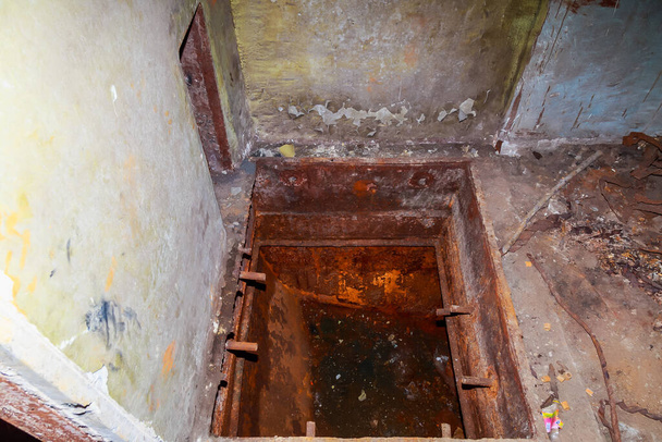Εσωτερικά στοιχεία ενός υπόγειου αντιπυρηνικού εγκαταλελειμμένου μυστικού στρατιωτικού καταφυγίου. Ανατριχιαστικό μέρος, μετα-αποκαλυπτικό υπόβαθρο. - Φωτογραφία, εικόνα