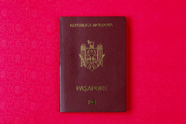 Passeport étranger moderne d'un citoyen de la République de Moldova. Arrière-plan avec espace de copie pour texte. - Photo, image