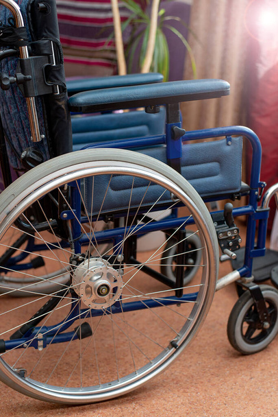 в кімнаті інвалідне крісло. лікарняна палата. травма спини. інвалідності автокатастрофа Догляд за пацієнтами
 - Фото, зображення