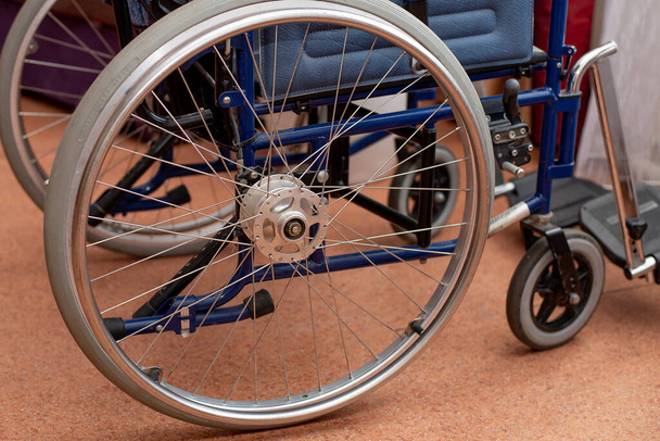 silla de ruedas en la habitación. sala del hospital. lesión en la espalda. discapacidad accidente de coche atención al paciente - Foto, imagen