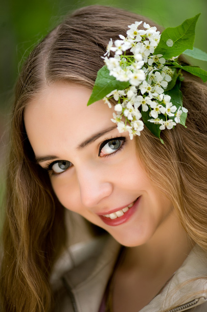 Girl with flowers in her hair - Valokuva, kuva
