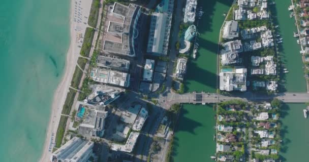 Appartementengebouwen en hotels omgeven door turquoise water. Weg die door het eiland loopt. Miami, Verenigde Staten - Video
