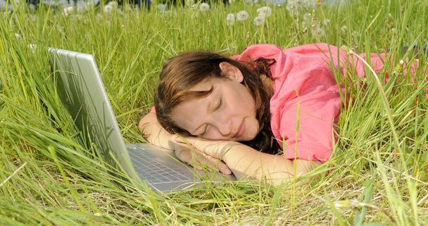 dizüstü bilgisayarda uyuyan kadın - Fotoğraf, Görsel