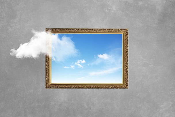 Marco vintage con cielo azul en pared de hormigón. Piense fuera de la caja surrealista mínima, concepto. Idea creativa  - Foto, Imagen