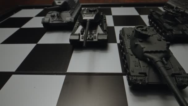 Tanques de juguete en un tablero de ajedrez. El concepto de estrategia militar. - Metraje, vídeo