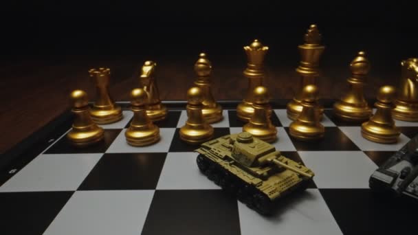 Speelgoedtanks met schaken op het schaakbord. Concept van een militaire strategie. - Video