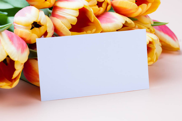 Чистый макет визитной карточки с букетом тюльпанов - Фото, изображение