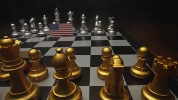 Επιτραπέζιο παιχνίδι σκάκι. Έννοια της πολιτικής σύγκρουσης μεταξύ ΗΠΑ και Ρωσίας. - Πλάνα, βίντεο