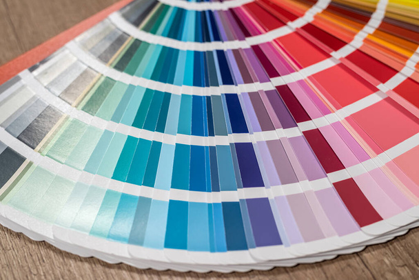 Színes halom vizsgálati minták festék vagy szövet szivárvány spektrum színek az asztalon. A különböző színű vizsgálati minták koncepciója - Fotó, kép