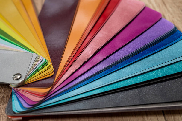 カラーサンプルのファン。デザインのための虹色のサンプルのカタログ。デザインコンセプト - 写真・画像