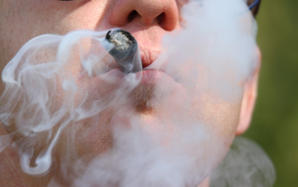 fumatore con grande sigaro in bocca
 - Foto, immagini