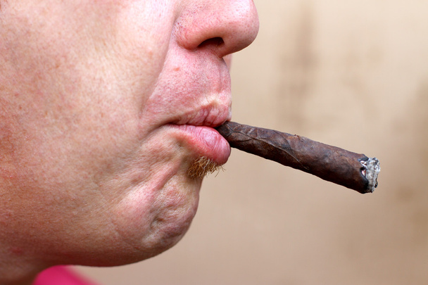 καπνιστής με μεγάλη πούρο στο στόμα του - Φωτογραφία, εικόνα