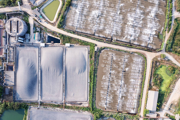 Vista aérea da grande lagoa de tratamento de águas residuais e lagoa de biomassa de fermentação coberta de plástico em usina de bioetanol de energia renovável - Foto, Imagem